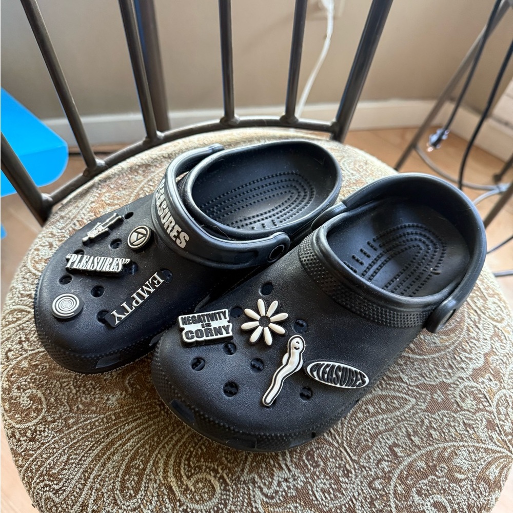 Pleasures crocs